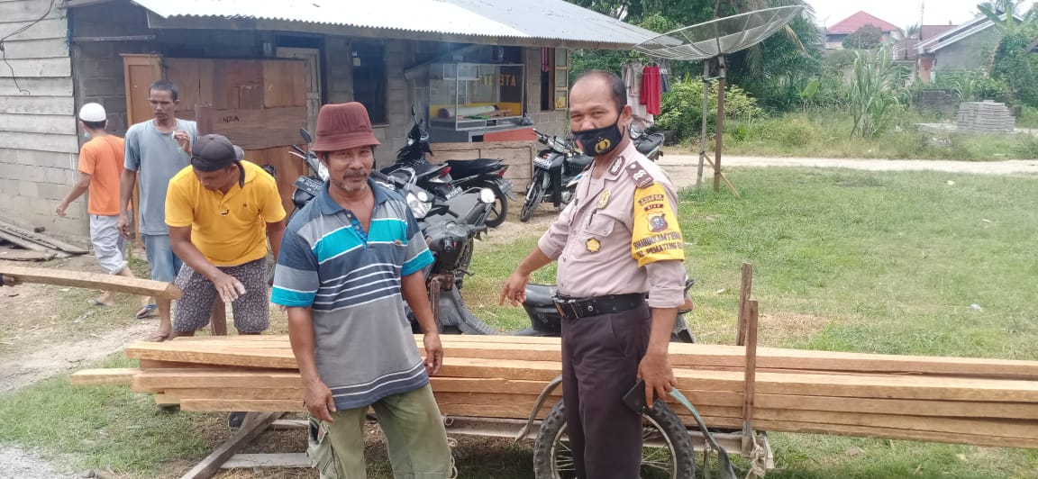 Bhabinkamtibmas Pematang Reba Laksanakan Bedah Rumah Janda Tuna Wicara