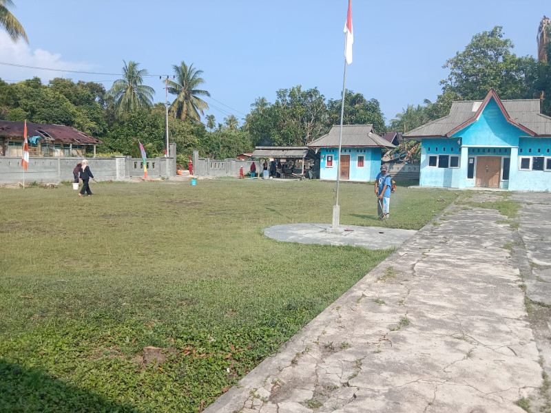 Komite Sekolah Bersama Orang Tua Murid SDN 002 Selayar Membersihkan Perkarangan Sekolah.