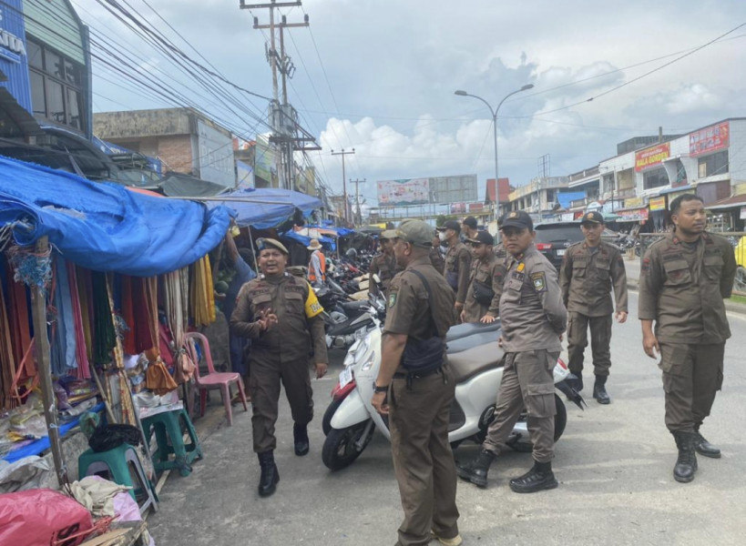 Satpol PP Bengkalis Sosialisasi Peraturan Daerah Kepada Pedagang Kaki Lima Di Pasar Mandau Di Pimpin Kabid Trantibbum  Syamsul Alam