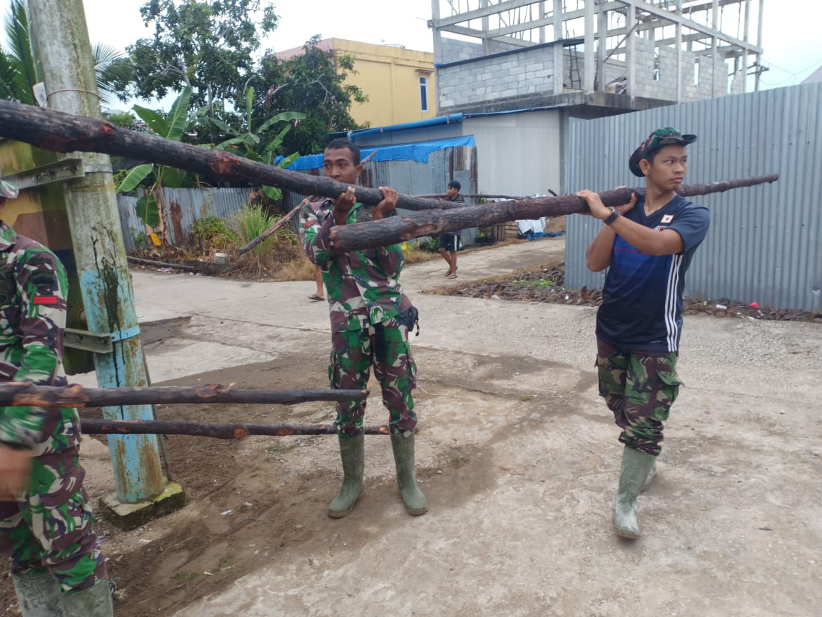 Satgas TMMD Inhil Bantu Warga Langsir Kayu Bakau untuk Pembangunan Mesjid