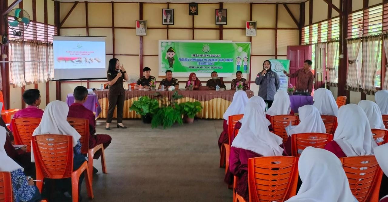 Jaksa Masuk Sekolah, Kejari Inhu Lakukan Penyuluhan Hukum di SMPN 4 Rengat