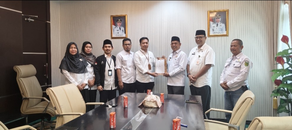 Hebat! KPU dan Bawaslu Inhil Kembalikan Rp9,1 Miliar ke Kas Daerah, Bupati: Ini Contoh Transparansi!