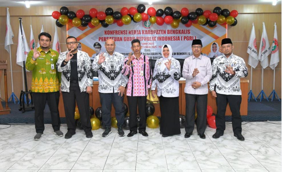 Buka Konferensi PGRI Bengkalis,Bupati Harapan Guru Jadi Teladan Siswa dan Masyarakat