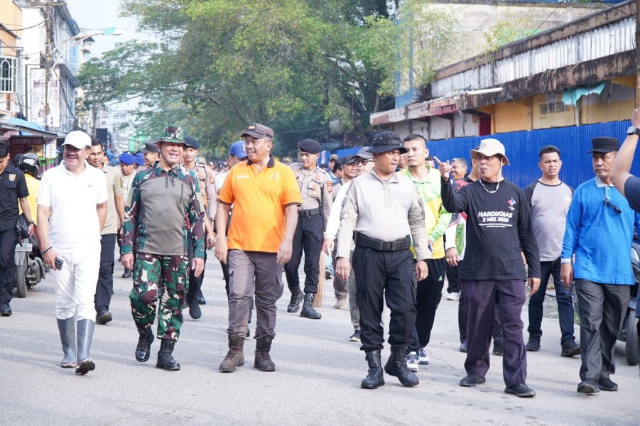 Dukung Lingkungan Bersih, Personel Kodim 0314/Inhil Hadiri Gotong Royong Bersama Pemkab