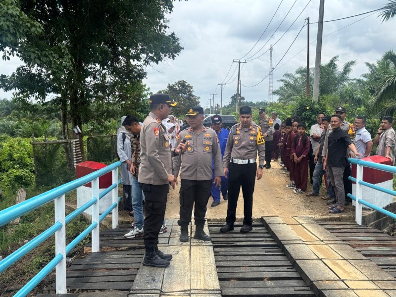 Kapolres Inhu Cek Pengerjaan Jembatan Merah Putih Presisi