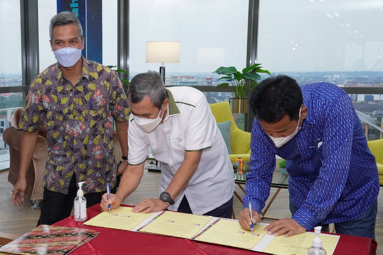 Di Tanda Tangani Gubri Syamsuar, BP Batam Resmi Kelola Gedung Pusat Promosi se Sumatera di Batam