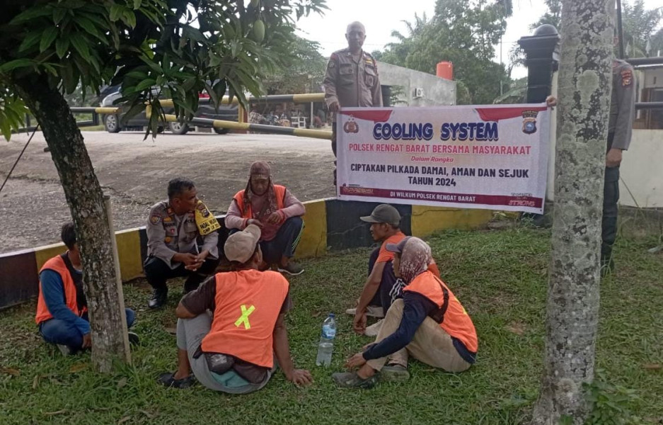 Cooling System, Kapolsek Rengat Barat Sambangi Pekerja Harian Lepas di Jalintim Desa Sungai Dawu