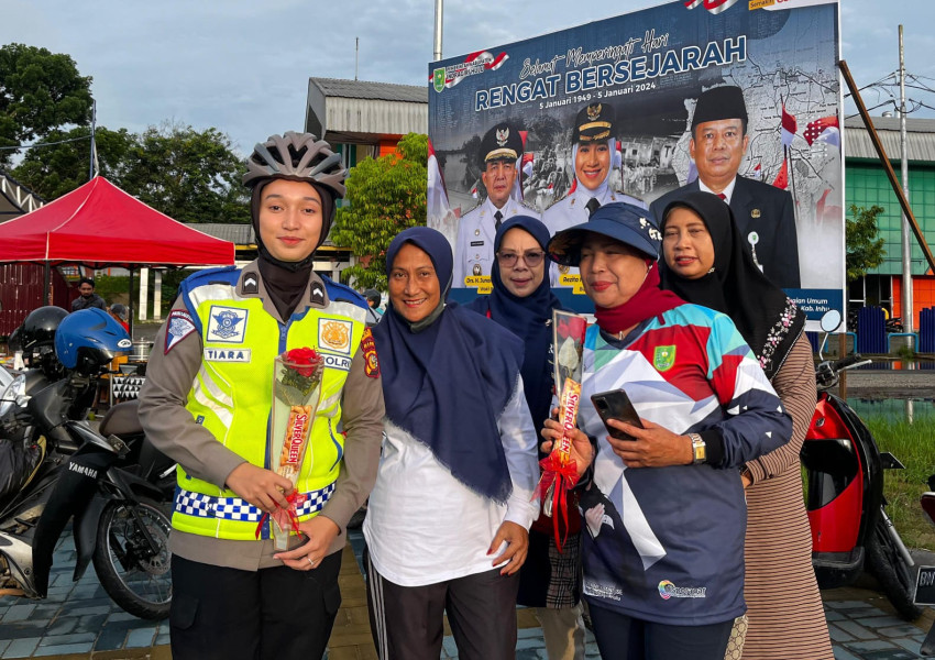 Bawa Coklat dan Pesan Pemilu Damai, Polwan Cantik Beraksi di CFD Rengat