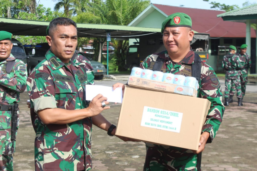 Dandim 0314/Inhil Serahkan Bingkisan dan THR Kepada Seluruh Anggota