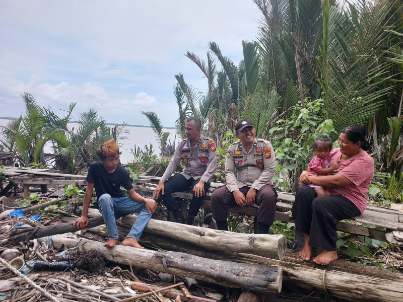 Polsek Kuala Kampar Sambangi Nelayan, Sampaikan Pesan Kamtibmas untuk Pilkada Damai