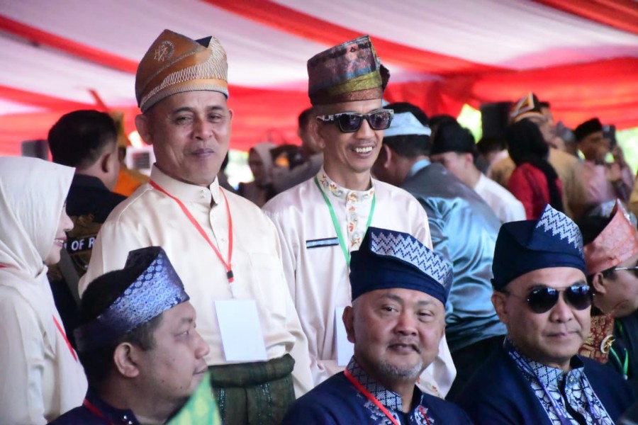 Semarak Pestival Pacu Jalur tradisional, Bupati Bengkalis Hadir Kenakan Baju Melayu Lengkap