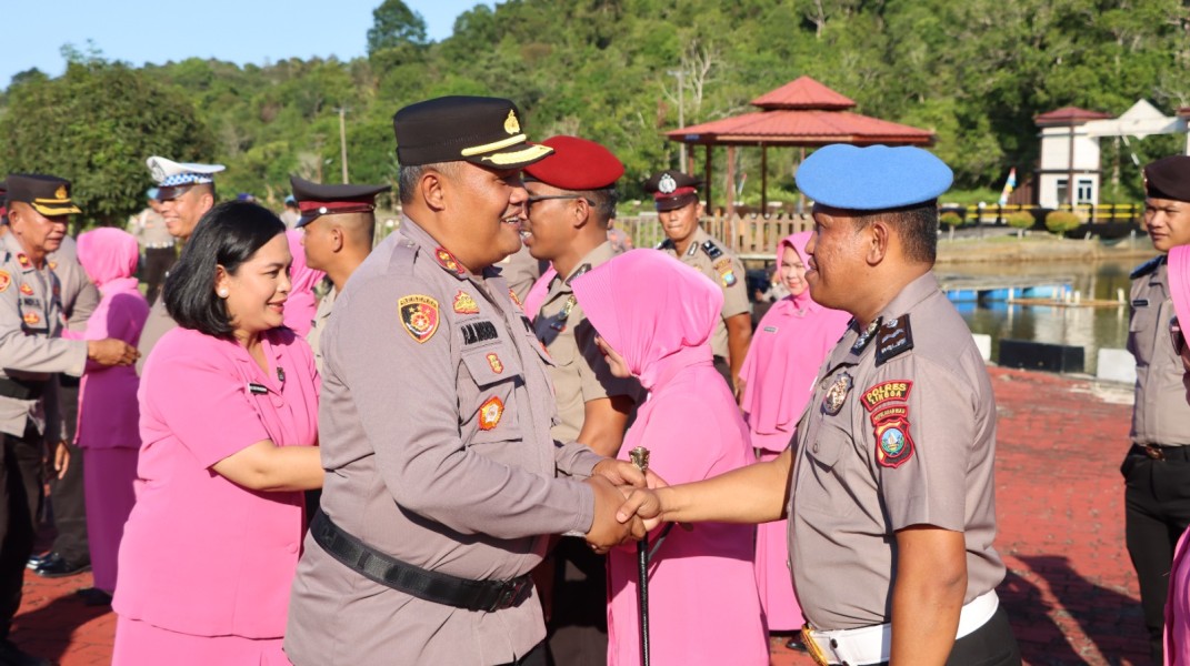 Kapolres Lingga Pimpin Upacara Korp Raport, 19 Personel Terima Kenaikan Pangkat Sebagai Bentuk Amanah dan Tanggung Jawab.
