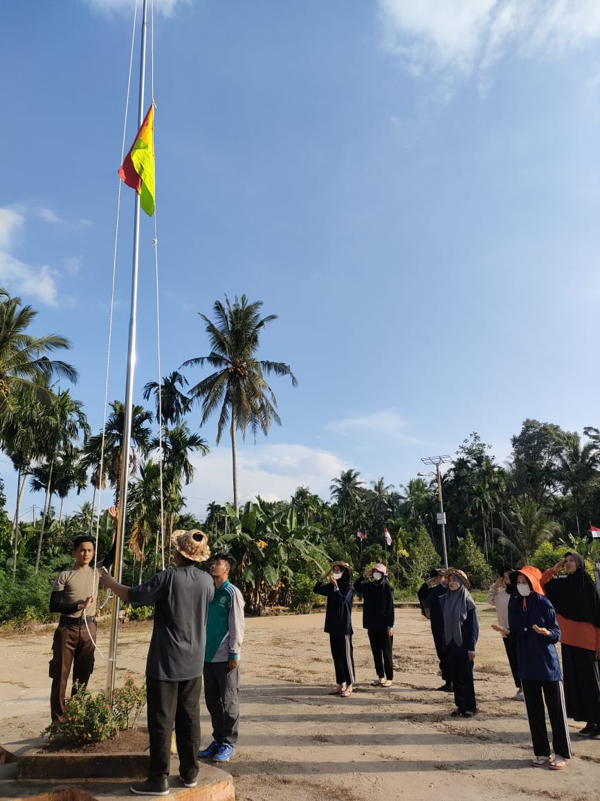 Mahasiswi Kukerta STAI Auliyaurrasyidin Gesa Latihan Pengibaran Bendera di Sungai Intan