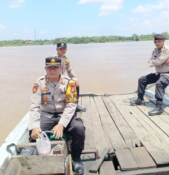 Gunakan Pompong, Kapolsek Tempuling Sampaikan Pesan Pilkada Damai