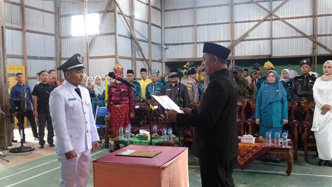 Lantik PJ Kades Sungai Baru, Bupati Harapkan Dedikasi Atasi Persoalan Masyarakat