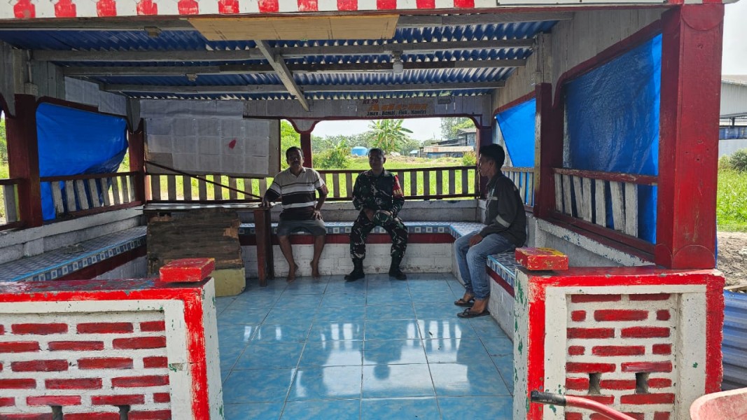 Babinsa Air Tawar Gelar Komsos Dua Arah Bahas Ketertiban dan Keamanan Lingkungan