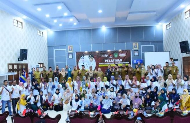 Bupati Kasmarni Hadiri Pelantihan UMKM Dan Meminta Produk Lokal Bisa Tembus Pasar Nasional