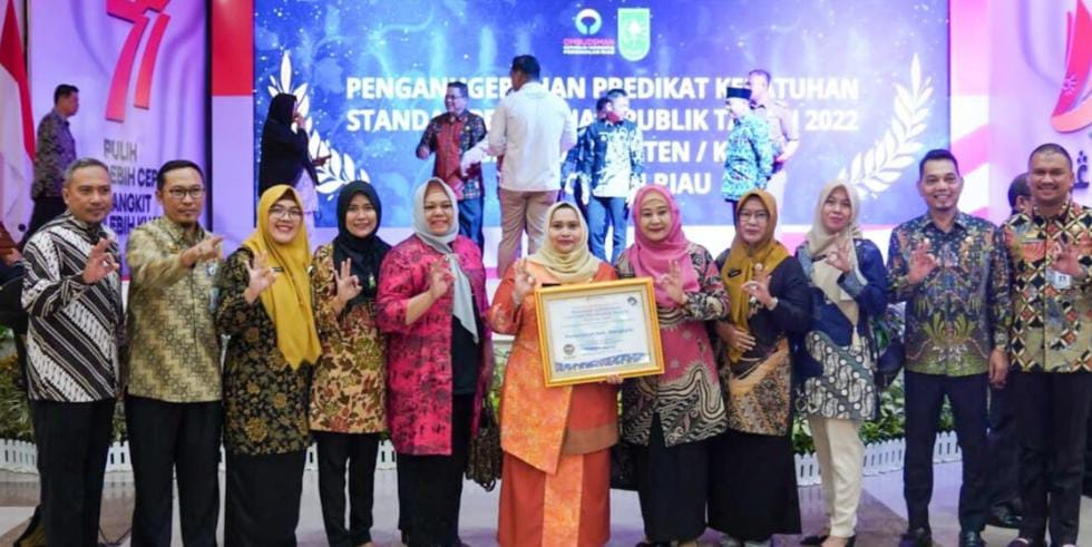 Bupati Kasmarni Terima Anugerah Kepatuhan Pelayanan Publik Tahun 2022 Terbaik se-Provinsi Riau