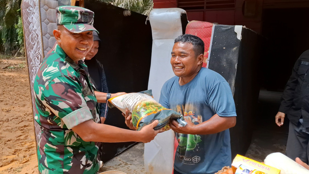 Kodim 0314/Inhil Salurkan Bantuan untuk Korban Banjir di Dusun Nibul Desa Batu Ampar