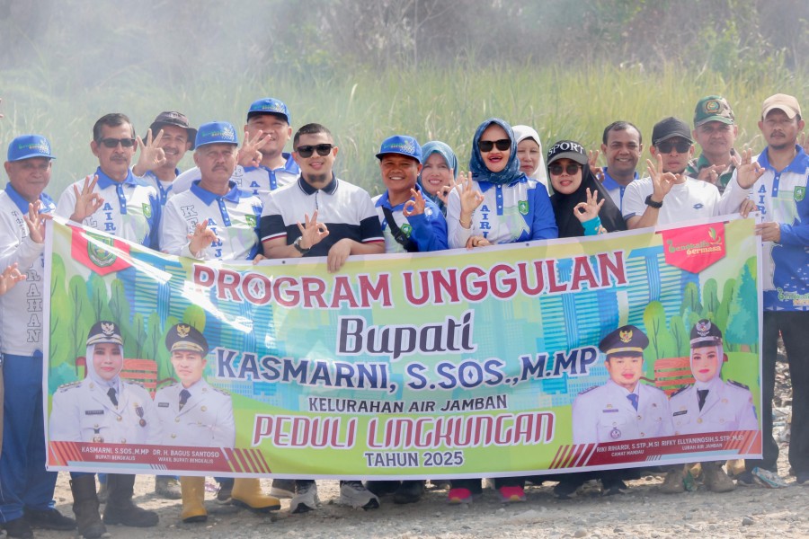 Gotong Royong di Kelurahan Air Jamban Bersama Camat Mandau, Riki Rihardi S.STP., M.Si.