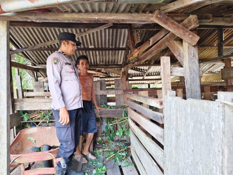 Dukung Ketahanan Pangan, Bhabinkamtibmas Polsek Kuala Cenaku Sambangi dan Edukasi Peternak Kambing di Desa Rawa Asri