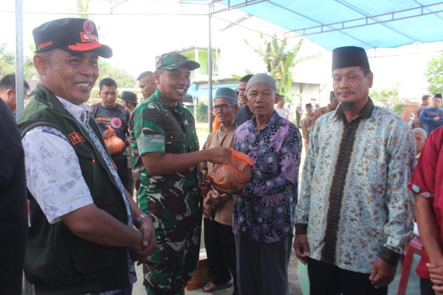 Dandim 0314/Inhil Dampingi Pj Bupati Serahkan Bantuan Bencana Banjir di Sialang Panjang