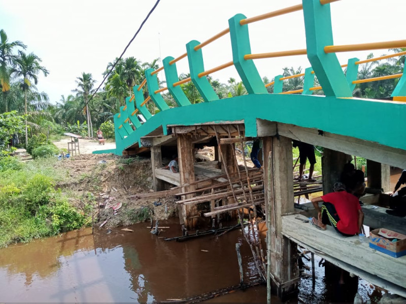 Satgas TMMD Ke-116 Kodim 0314/Inhil Bersama Warga Lakukan Finishing Pembangunan Jembatan