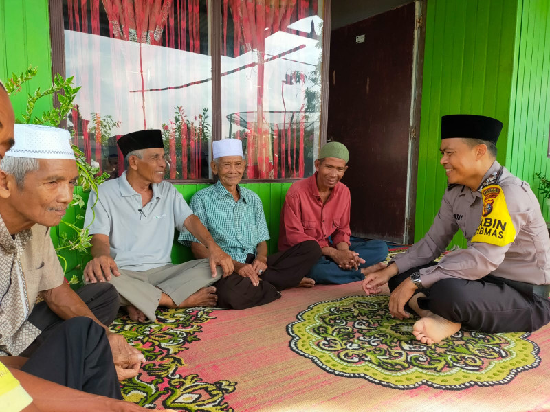 Cooling System Jelang Pilkada, Bhabinkamtibmas Tanjung Lajau Ajak Tokoh Masyarakat Tetap Jaga Kerukunan