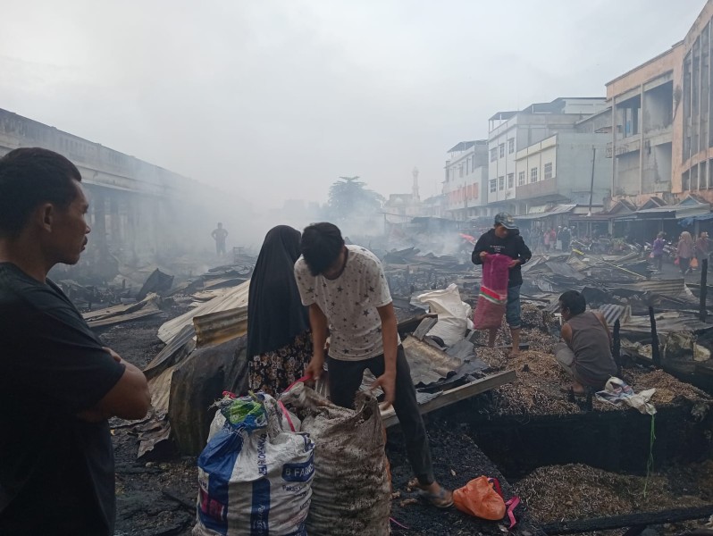 Bupati Herman Sampaikan Duka dan Keprihatinan atas Kebakaran Pasar Tembilahan