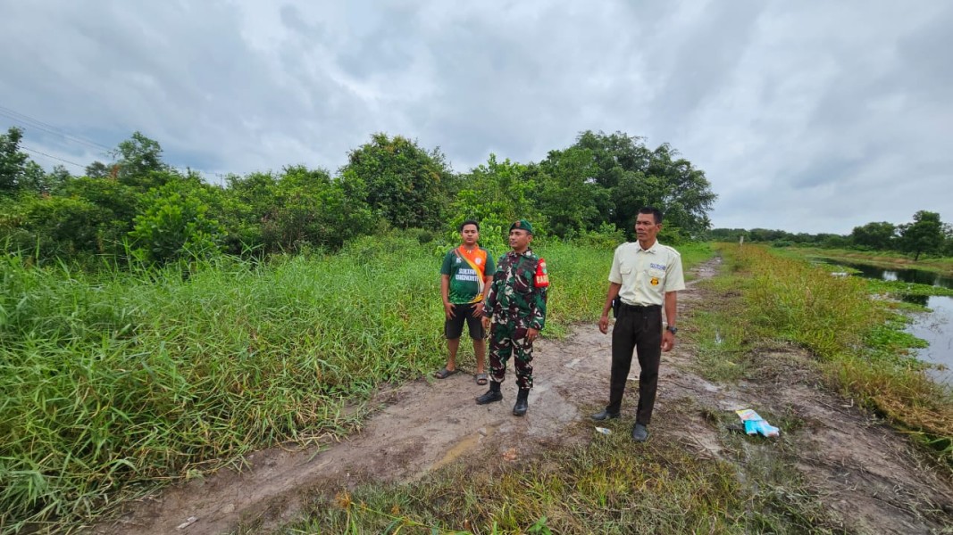 Patroli Tapal Batas, Babinsa Koramil 06/Kateman Ajak Jaga Lingkungan Bebas dari Karhutla