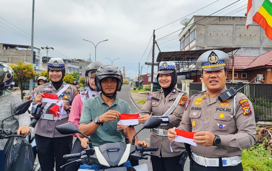 Sat Lantas Menyapa Kemerdekaan, Bagikan Bendera Merah Putih Kepada Pengguna Jalan