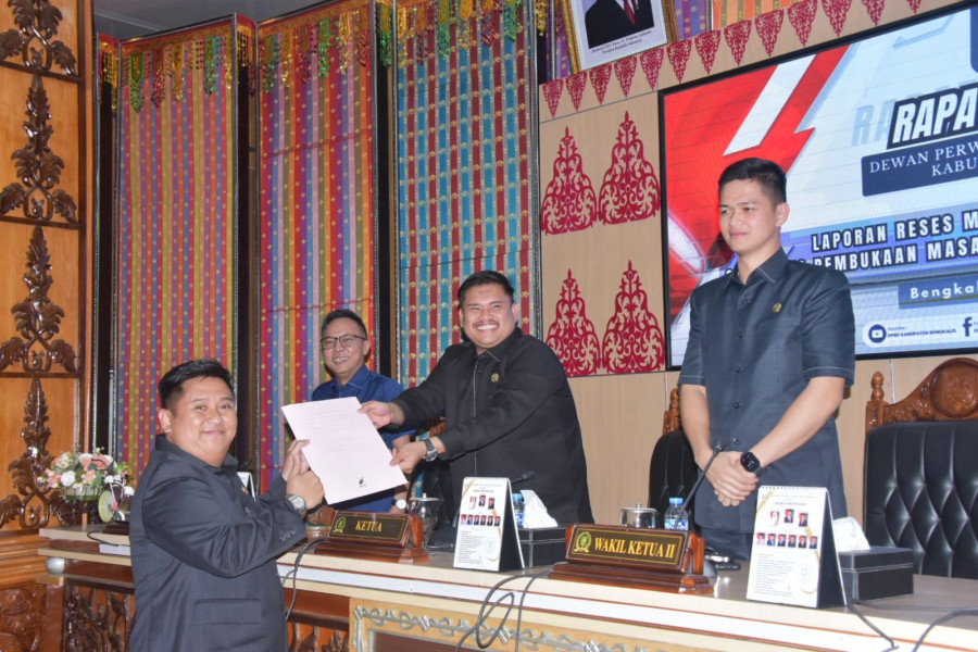 Ketua DPRD Bengkalis serahkan Laporan Reses Masa Sidang I Tahun 2024 ke Bupati Bengkalis