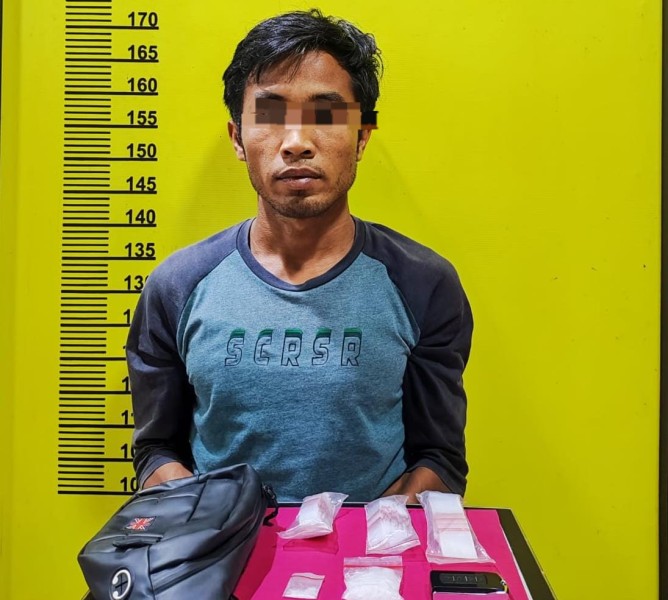 Transaksi Narkoba dalam Kebun Sawit, Warga Pasir Sialang Jaya Diangkut ke Polsek Pasir Penyu