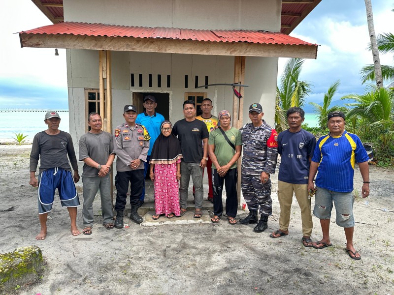 Sinergi TNI/Polri, dan Pemdes: Gotong Royong Perbaikan Rumah Korban Petir di Tanjung Dua Selayar.