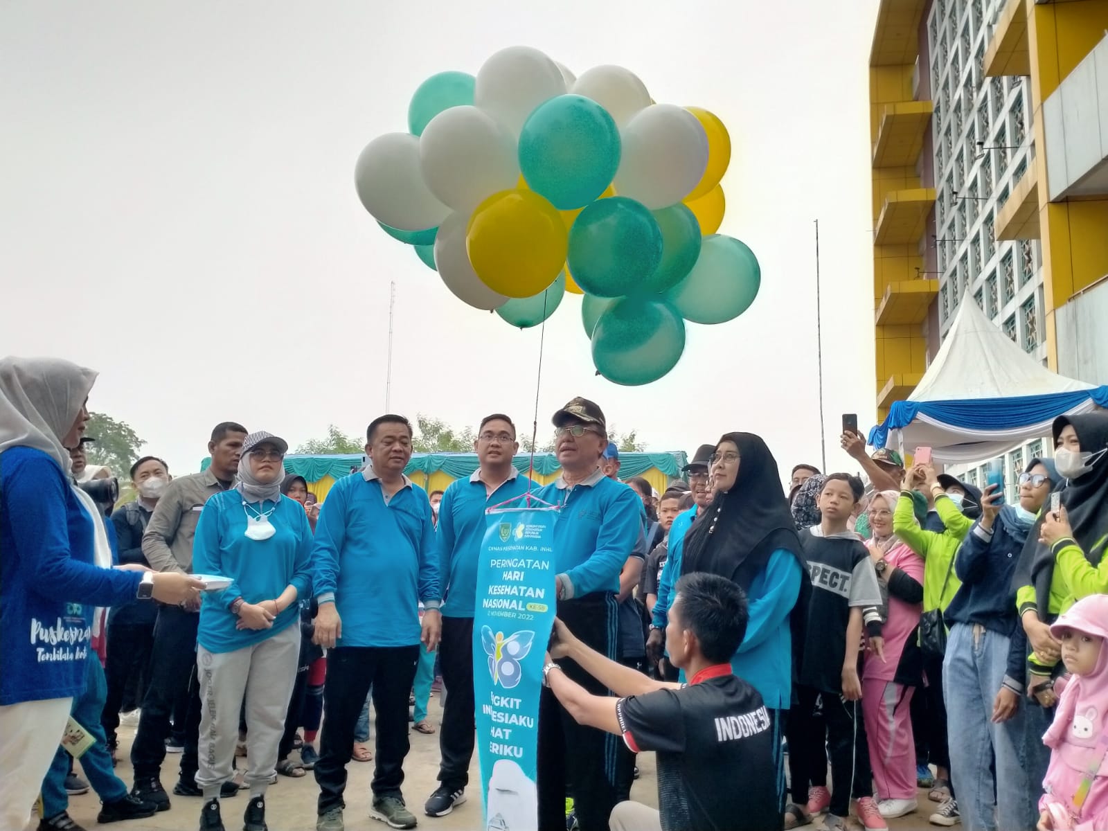 HKN ke-58, Dinkes Inhil Gelar Jalan Santai yang Ditandai Pelepasan Balon oleh Bupati HM Wardan