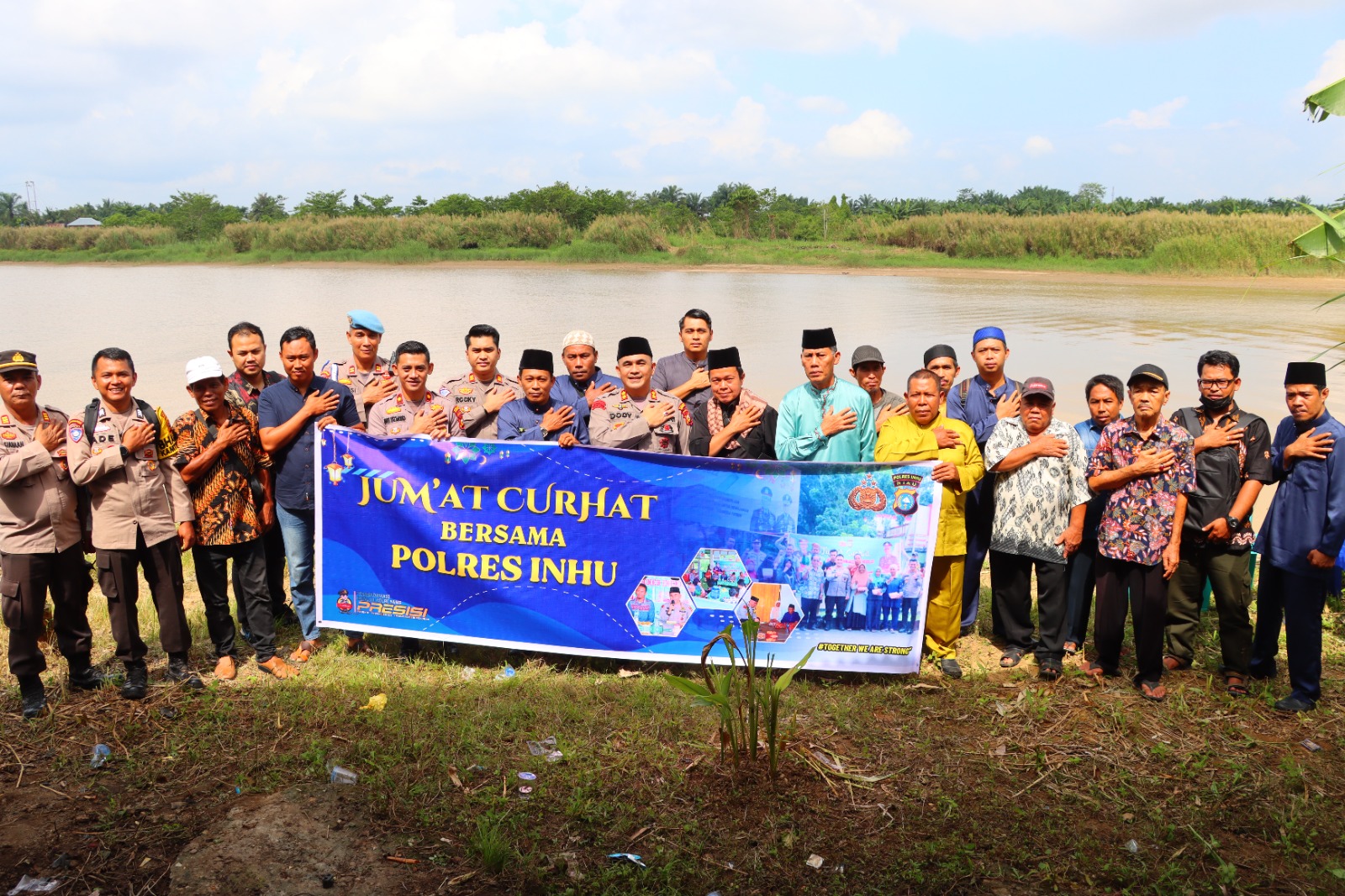 Seberangi Sungai Indragiri, Kapolres Inhu Tampung Keluhan Warga Pulau Gajah