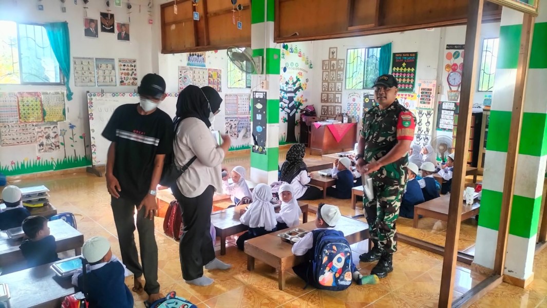 Dukung Program Pemerintah, Koramil Kateman Kawal Kegiatan MBG