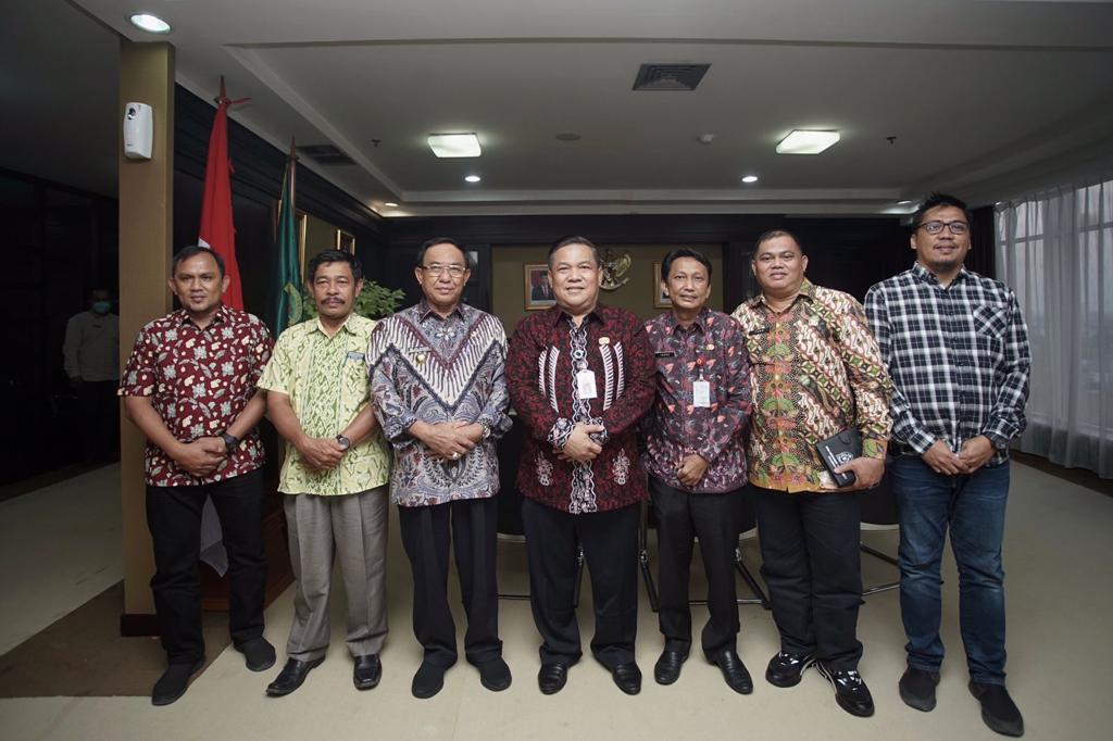 Jumat Sore, Bupati HM Wardan Sambangi Ruang Kerja Sekdaprov Riau, Tuntut Infrastruktur Dituntaskan