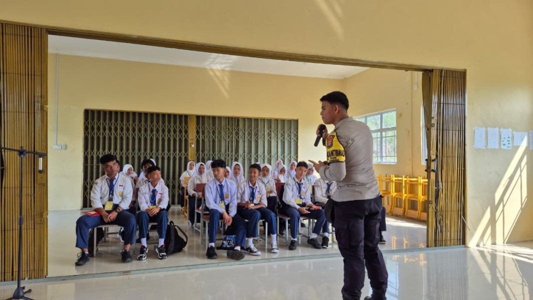 Bhabinkamtibmas Polsek Daik Lingga Kawal dan Distribusikan MBG, 2.917 Penerima Manfaat Terlayani.