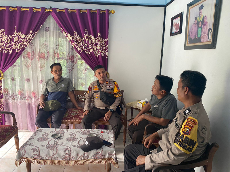 Silaturahmi ke Warga, Kapolsek Enok Ajak Jaga Stabilitas Keamanan