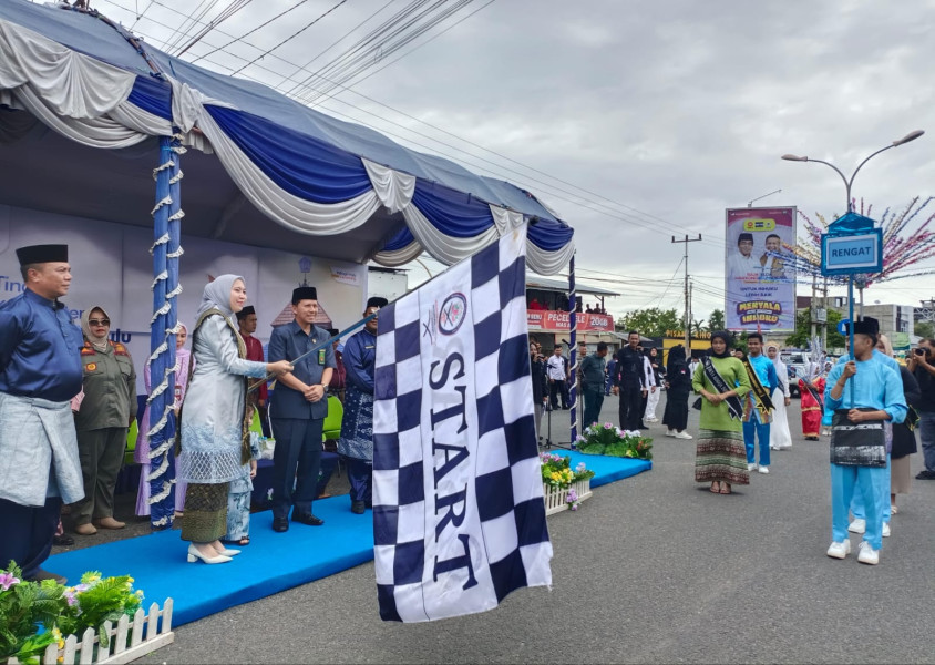 Bupati Rezita Lepas Pawai Taruf MTQ ke LIII Tingkat Kabupaten Inhu