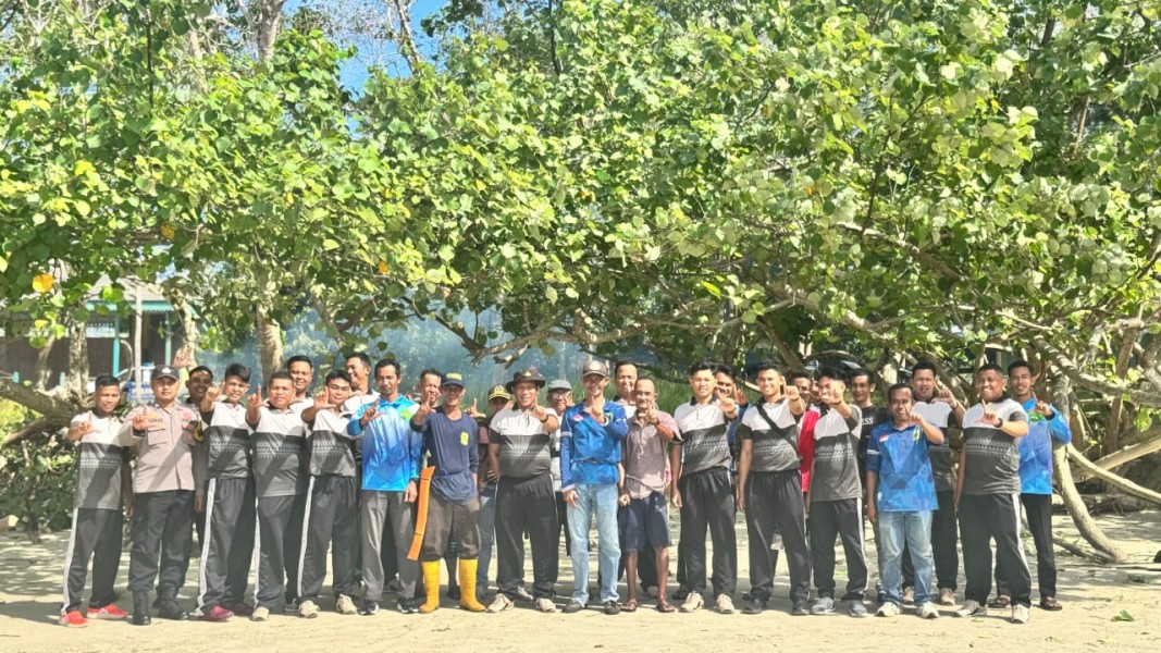 Polsek Daik Lingga Gelar Aksi Gotong Royong Pembersihan Pantai Pasir Panjang dalam Rangka Hari Bhayangkara ke-79.