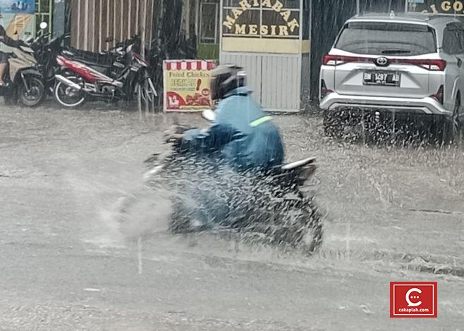 Akhir Pekan, Waspada Hujan Lebat Disertai Petir Berpotensi Guyur Riau Hari Ini