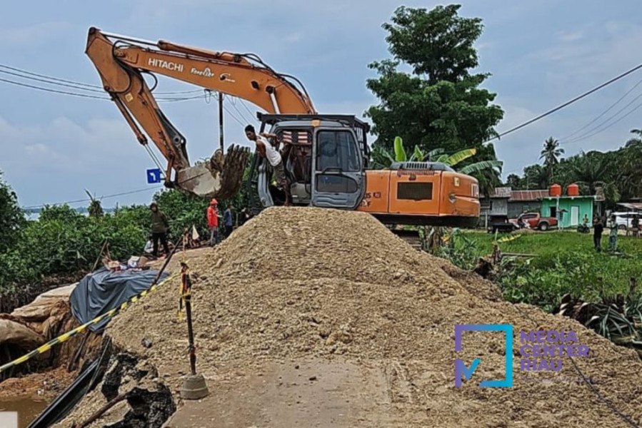 Turunkan Alat Berat, Dinas PUPR Provinsi Riau Tangani Longsor di Jalan Lintas Rengat-Tembilahan