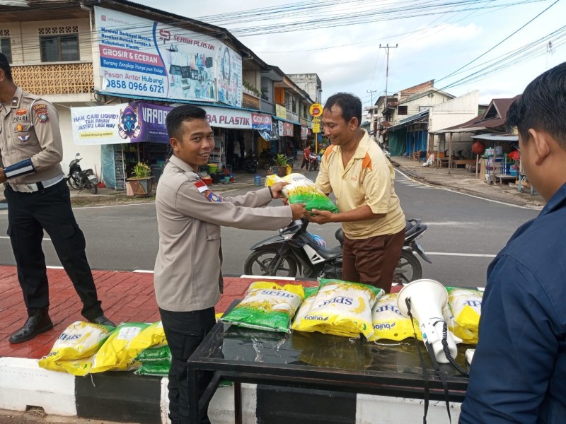 Polres Lingga Salurkan 1,8 Ton Beras Murah Lewat Gerakan Pangan Murah Serentak.