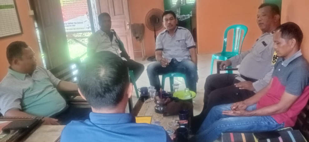 Sambangi Tokoh Masyarakat, Bhabinkamtibmas Simpang Tiga Daratan Ajak Sukseskan Pilkada 2024