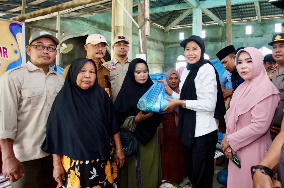 Wabup Inhil Serahkan Bantuan ke 1026 Jiwa Korban Banjir Desa Lahang Hulu