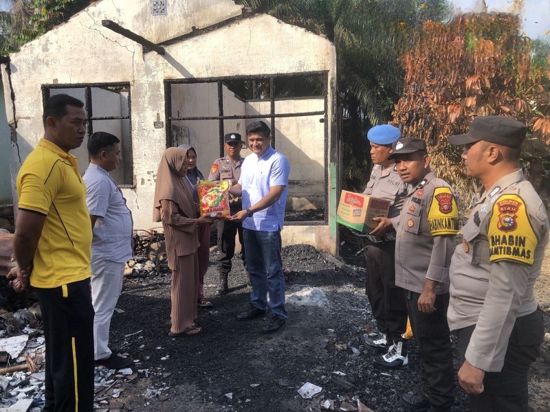 Peduli Korban Kebakaran, Polsek Rengat Barat Salurkan Bantuan ke Warga Desa Kota Lama