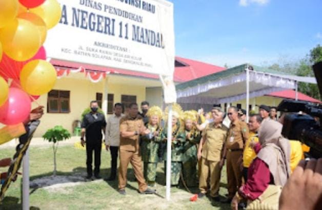 Bupati Bengkalis Dampingi Gubri Resmikan SMAN 11 Mandah