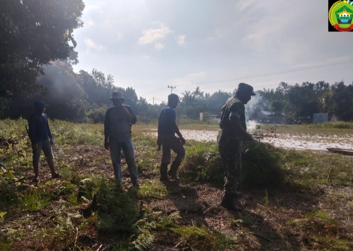 Tingkatkan Silaturahmi, Serka S Hutauruk  Babinsa Koramil 05 Daik Ajak Warga Bergotong Royong.